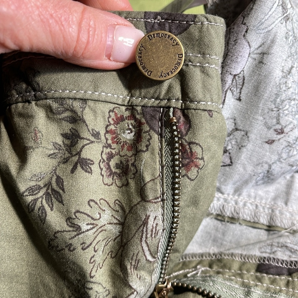 Democracy Olive Green Floral Cropped Pants - Picture 13 of 14